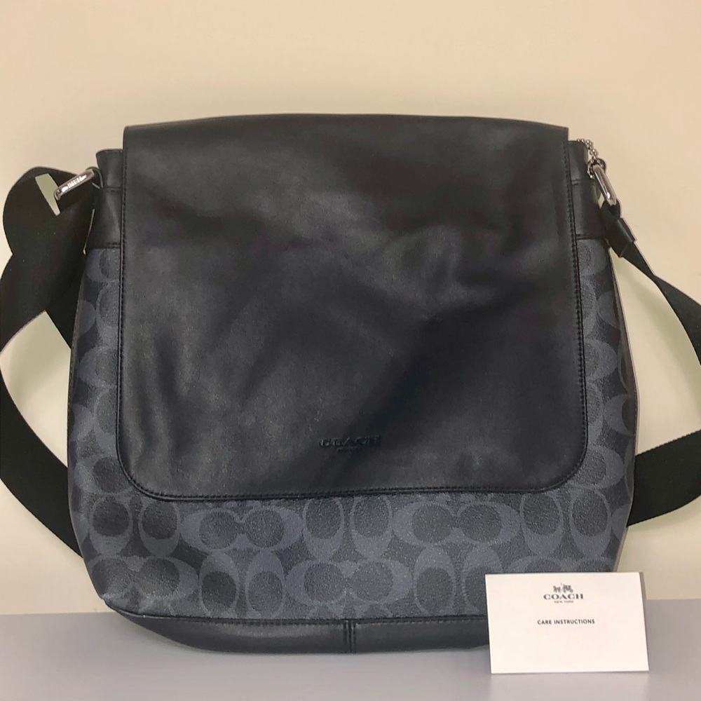 🆕 BNWT Coach signature messenger bag